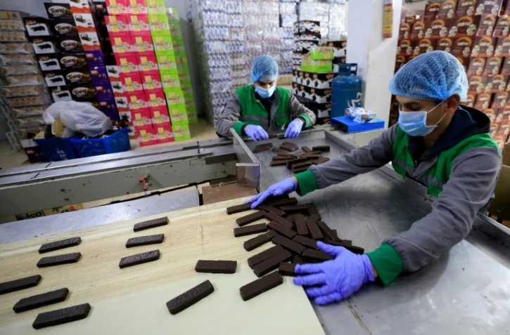 Des employés de l'usine de friandises al-Arees à Gaza, le 5 février 2020