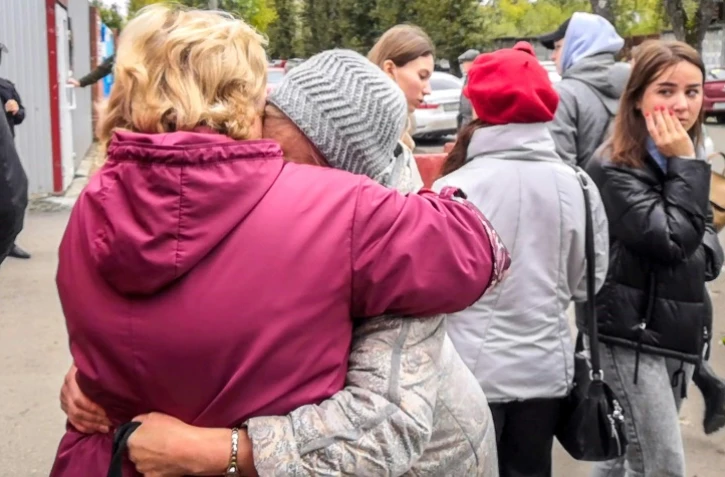 Evacuation d'un bâtiment de l'université de Perm en Russie après une fusillade, le 20 septembre 2021