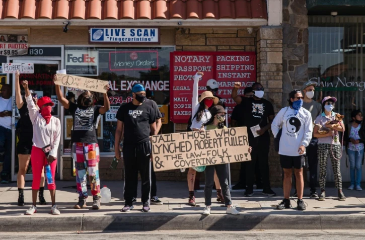 Des manifestants réclament justice à Palmdale (Californie) le 16 juin 2020 après la mort de Robert Fuller, un jeune homme noir retrouvé pendu à un arbre