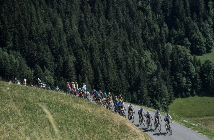 Le peloton lors de la 11e étape du Tour de France entre Albertville et La Rozière, le 18 juillet 2018
