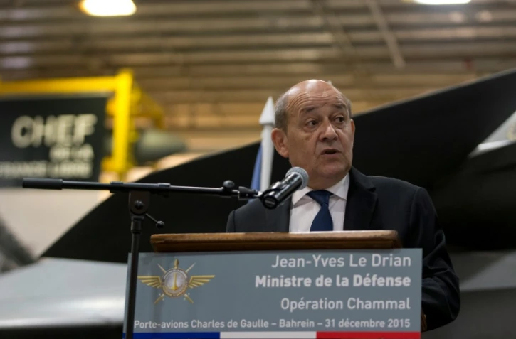 Le ministre de la Défense Jean-Yves Le Drian s'adresse à l'équipage du porte-avions Charles de Gaulle, le 31 décembre 2015 à Manama