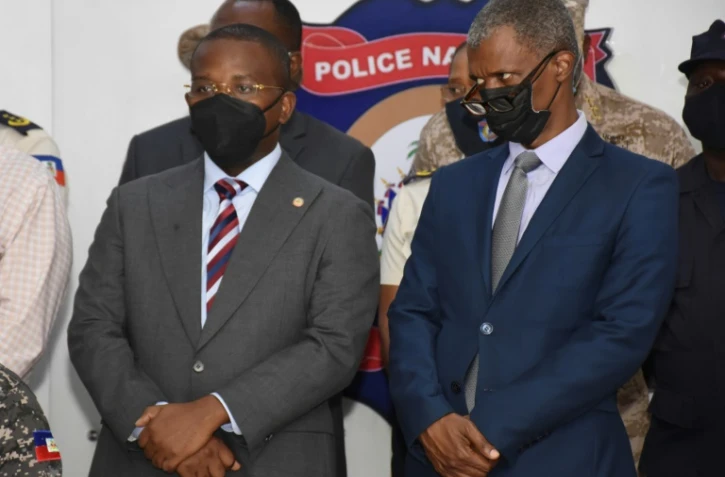 A gauche, le Premier ministre haïtien Claude Joseph, en charge des affaires courantes, et son ministre des élections Mathias Pierre, le 8 juillet 2021 à Port-au-Prince