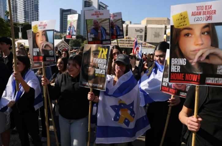 Des manifestants célèbrent la libération de trois otages israéliens retenus à Gaza depuis le 7 octobre 2023, le 30 janvier 2025 à Tel Aviv