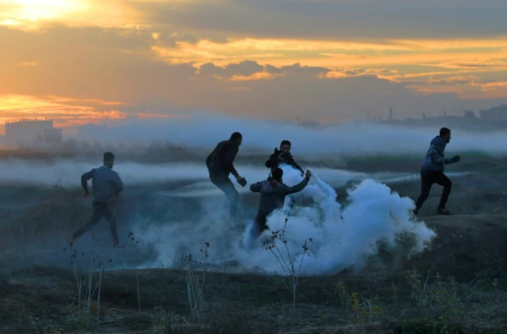 Des manifestants palestiniens affrontant les forces israéliennes le 11 décembre 2017 dans la bande de Gaza