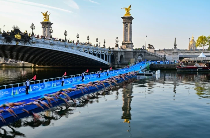 Des athlÚtes commencent la compétition sur la Seine, au niveau du pont Alexandre III, à Paris, durant un "test-event" du triathlon femmes le 17 août 2023