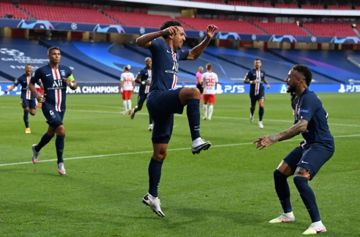 La joie de Neymar avec Marquinhos, buteur pour l'ouverture du score dans le large succès du PSG sur Leipzig en Ligue des champions, le 18 août 2020 à Lisbonne