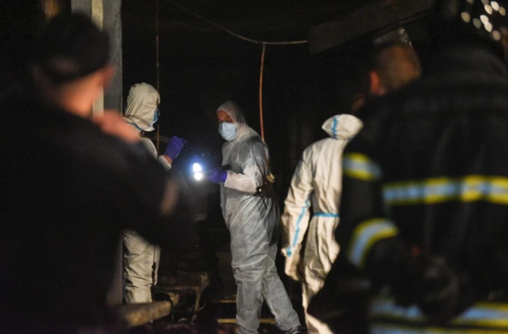 La police et les pompiers inspectent la scène à l'extérieur d'une clinique Covid-19 après qu'un incendie se soit déclaré, à Tetovo, en Macédoine du Nord, le 8 septembre 2021