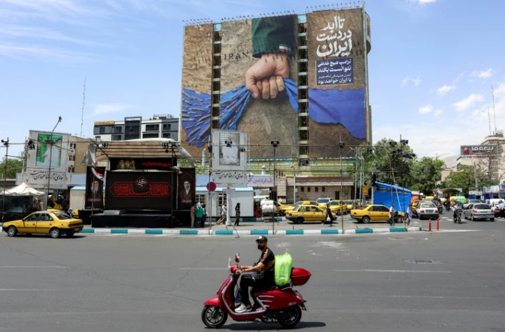 Une affiche géante représentant le détroit d'Ormuz avec une inscription en persan "À jamais dans la main de l'Iran", place Vanak à Téhéran, le 6 mai 2026