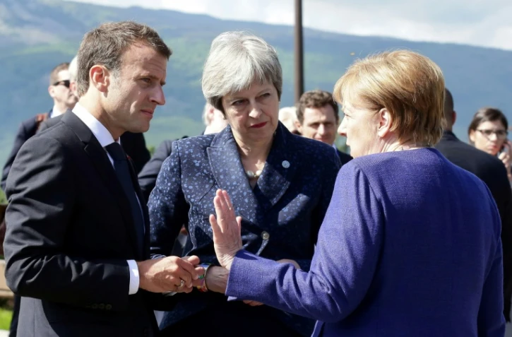 Le président français Emmanuel Macron, la Première ministre britannique Theresa May et la chancelière allemande Angela Merkel discutent à Sofia en marge d'un sommet UE/Balkans, le 17 mai 2018