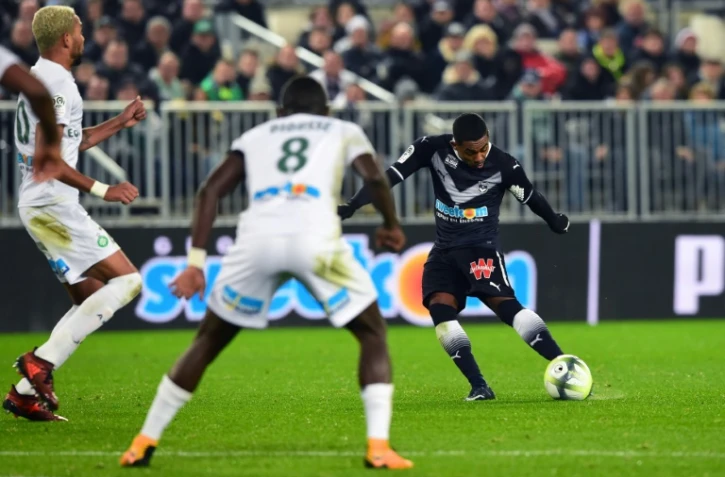L'attaquant brésilien de Bordeaux Malcom (d) tire au but et marque contre Saint-Etienne le 28 novembre 2017 à Bordeaux