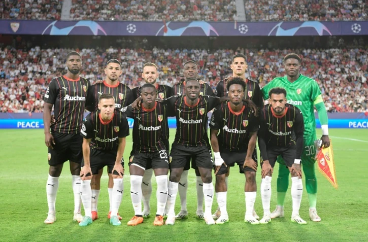 Les Lensois posent avant leur premier match de Ligue des champions le 20 septembre 2023 à Séville, dont ils reviendront avec un méritoire match nul 1-1.