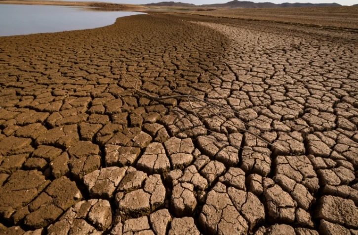 Le sol desséché du barrage d'al-Massira dans le village d'Ouled Essi Masseoud, au sud de Casablanca, le 6 mars 2024 au Maroc