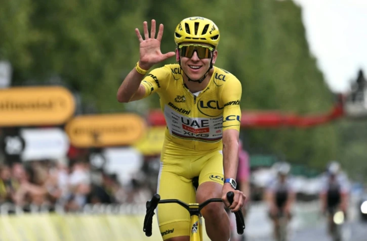 Tadej Pogacar célèbre son cinquième sacre au Tour de France à l'arrivée de la 21e et dernière étape du Tour de France sur les Champs-Élysées à Paris le 26 juillet 2026