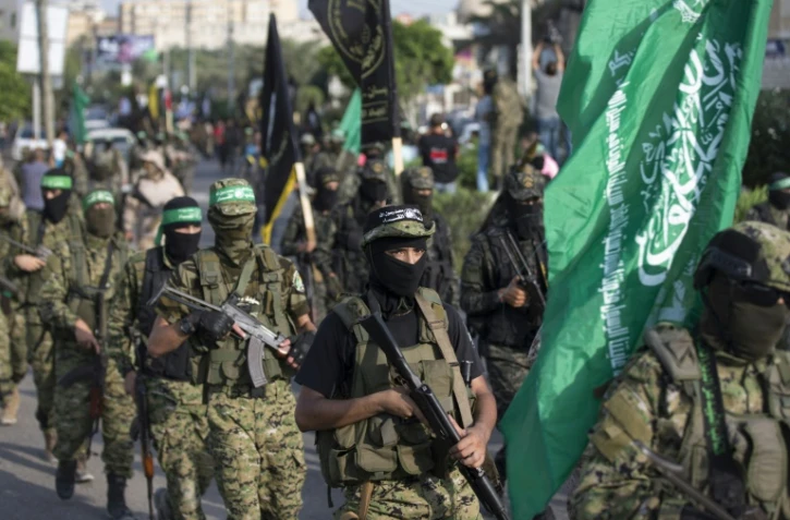 Des membres des brigades Ezzedine al-Qassam, la branche armée du Hamas, lors d'un défilé militaire contre Israël, le 25 juillet 2017 à Gaza