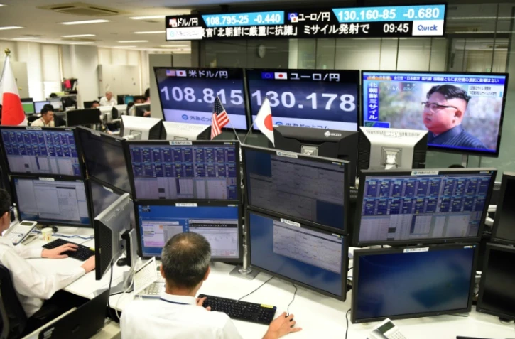 Un écran de télévision montre le dirigeant nord coréen Kim Jong-Un depuis une salle de courtage à Tokyo le 29 août 2017