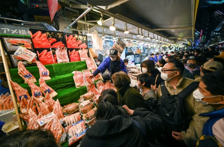 Courses pour célébrer la nouvelle année dans le quartier commerçant de Ueno à Tockyo le 30 décembre 2021.