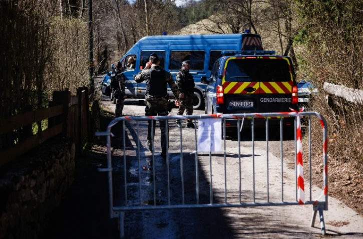 Des gendarmes sécurisent un périmètre autour du village du Haut-Vernet deux jours après la découverte d'ossement du petit Emile porté disparu l'été dernier, le 2 avril 2024 dans les Alpes-de-Haute-Provence