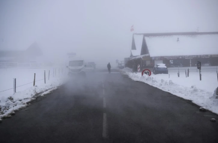 Fortes chutes de neige au col des Aravis, près de La Clusaz, le 17 avril 2025 en Haute-Savoie