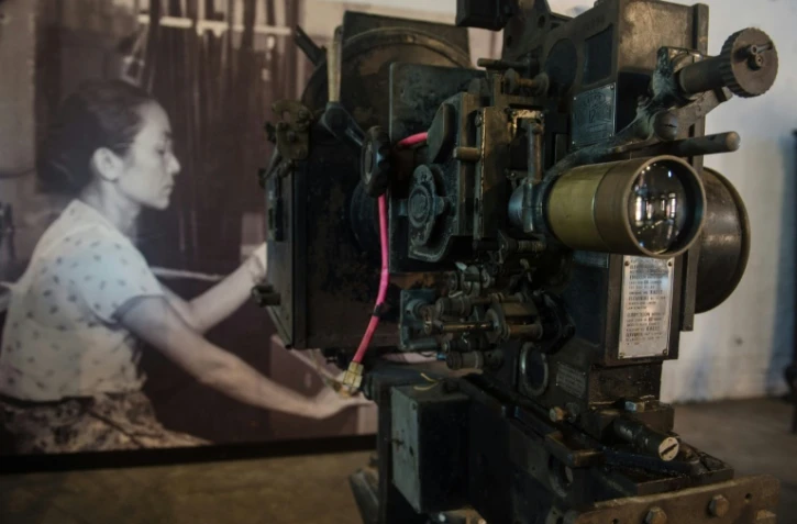 Un ancien modèle de caméra présenté lors d'une exposition à Rangoun, le 12 avril 2018 en Birmanie