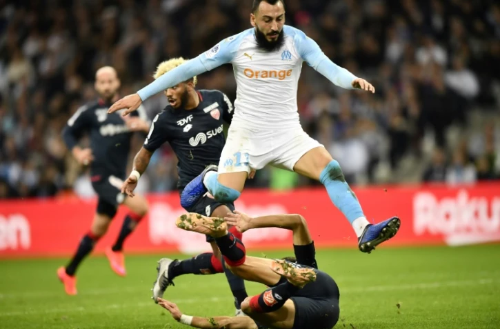 L'attaquant de Marseille Konstantinos Mitroglou (en haut) à la lutte avec le milieu de Dijon Valentin Rosier (en bas) au Vélodrome, le 11 novembre 2018