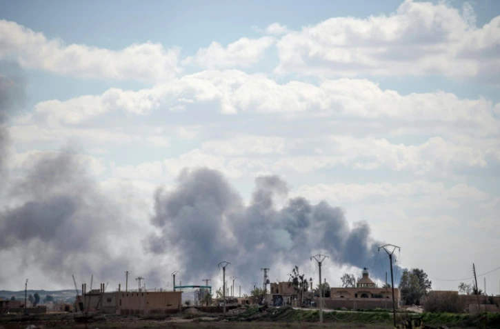 Des colonnes de fumée s'élèvent le 2 mars 2019 du dernier carré contrôlé par les jihadistes du groupe Etat islamique à Baghouz dans l'est de la Syrie, cible d'un assaut de forces arabo-kurdes syriennes  