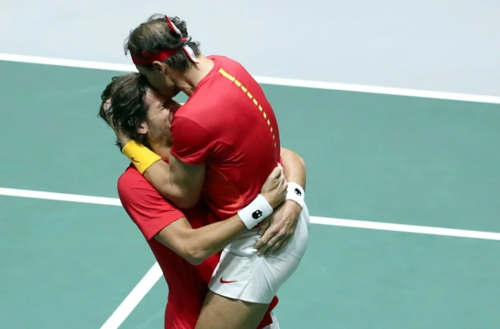 Rafael Nadal saute dans les bras de Feliciano Lopez pour célébrer la victoire de l'Espagne sur la Grande-Bretagne en demi-finale de la Coupe Davis le 23 novembre 2019 à Madrid