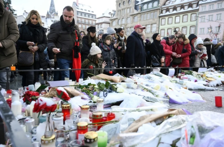 Des bougies et des fleurs sont déposées sur un mémorial en hommage aux victimes de l'attentat de Strasbourg sur la place Kléber, le 16 décembre 2018