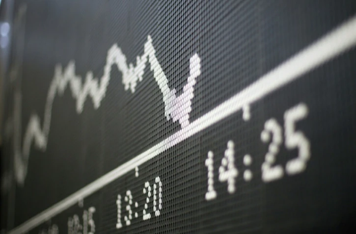 Les marchés européens ont fini en ordre dispersé vendredi après une semaine perturbée par les incertitudes économiques liées à la crise sanitaire