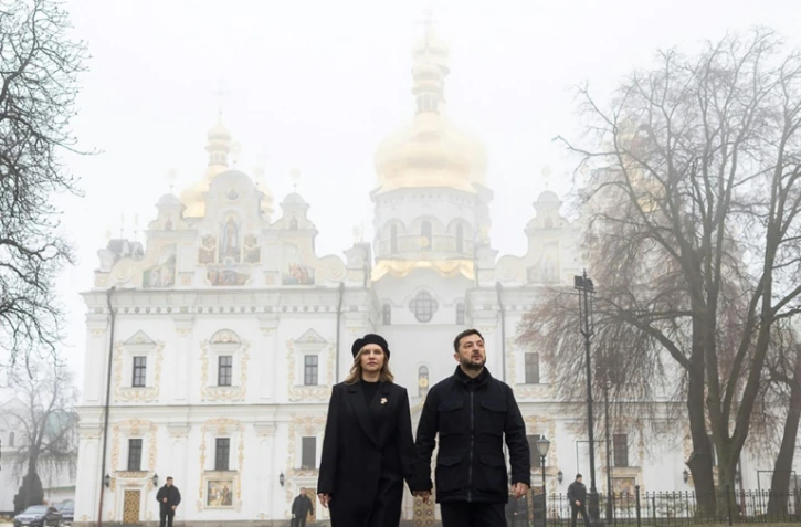 Le président ukrainien Volodymyr Zelensky et son épouse Olena Zelenska devant la cathédrale de Kiev, le 22 novembre 2025 