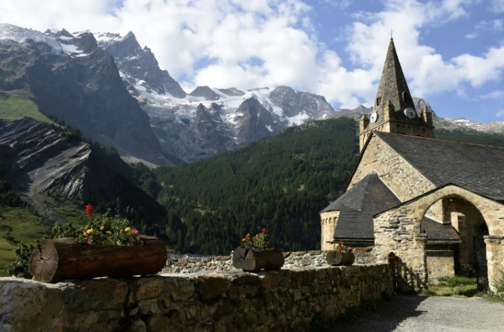 L'église du village de La Grave avec la Meije, dans le massif des Ecrins, en arrière-plan