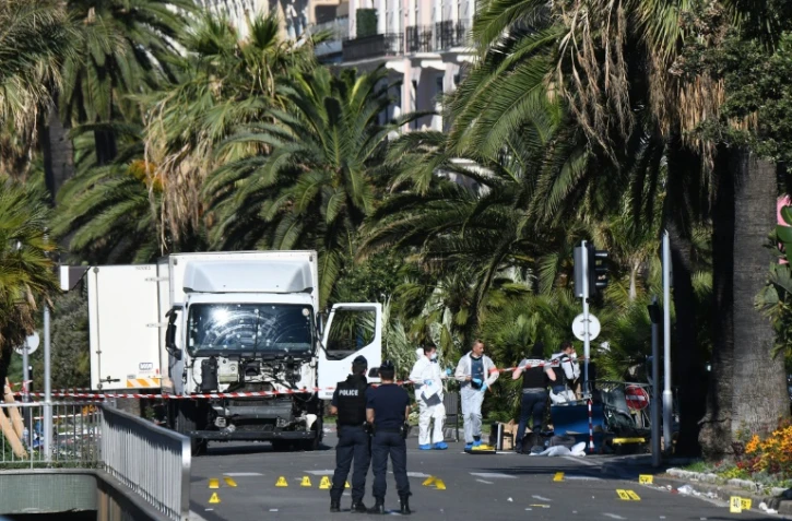 Des enquêteurs autour du camion le 15 juillet 2016 à Nice au lendemain de l'attentat