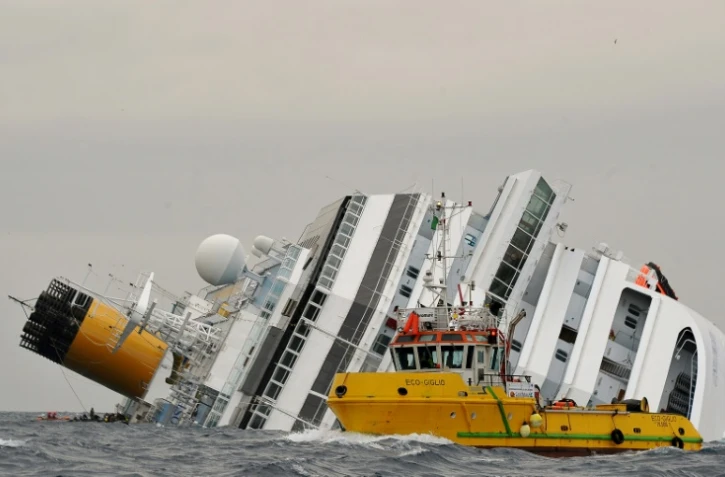 Bateau de sauvetage environnemental patrouillant autour du Costa Concordia le 16 janvier 2012 au large de l'île de Giglio en Italie