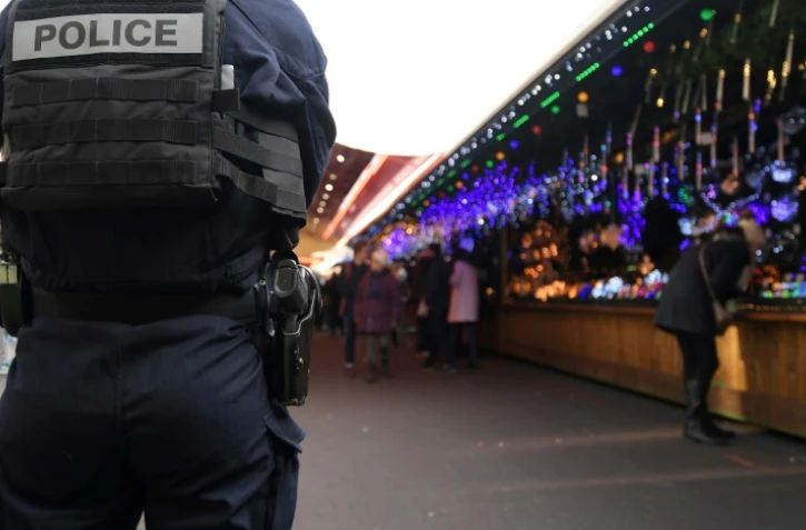 Un policier au marché de Noël de Strasbourg, le 20 décembre 2016