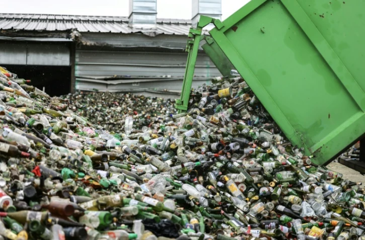 Un camion-benne décharge sa collecte de verre jeté par les particuliers dans des conteneurs de récup'verre, le 27 avril 2023 à Saint-Juéry, dans le Tarn
