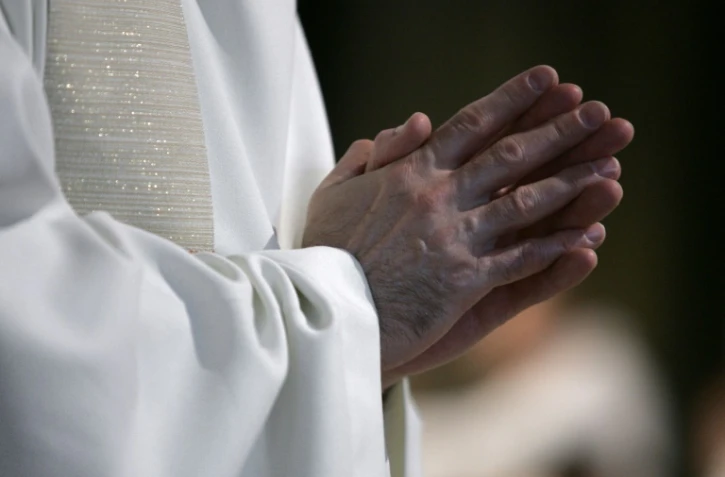 Le Vatican a annoncé samedi l'arrestation, sur son territoire, de Carlo Alberto Capella, ex-conseiller auprès de l'ambassade du Saint-Siège à Washington, soupçonné d'avoir consulté des images pédopornographiques