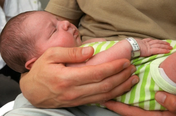 Lorsque la France qui a créé le congé paternité en 2002, était en avance sur la plupart de ses voisins. Mais depuis, de nombreux pays européens ont adopté des dispositifs plus généreux
