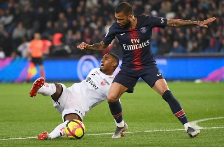 Le latéral droit du Paris SG Dani Alves (d) à la lutte avec l'attaquant de Dijon Wesley Said , en L1 au Parc des Princes, le 18 mai 2019