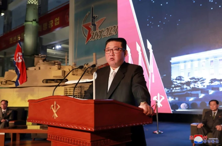 Le dirigeant nord-coréen Kim Jong Un s'exprime pendant la cérémonie d'ouverture de l'exposition "Auto-défense 2021", le 11 octobre 2021 à Pyongyang