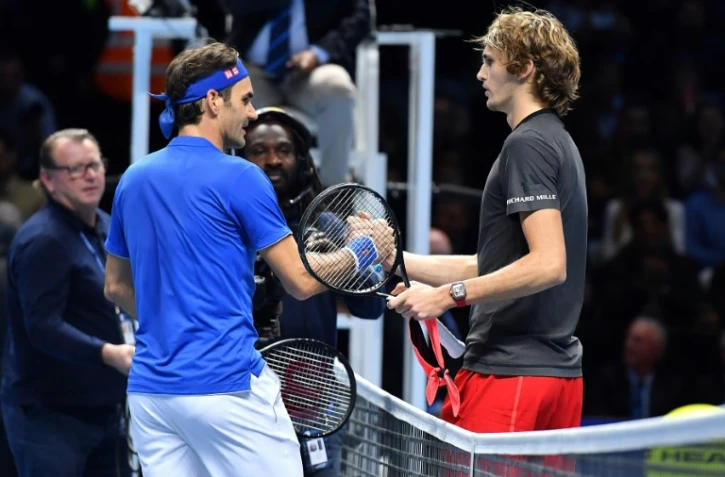 Le Suisse Roger Federer et l'Allemand Alexander Zverev après leur demi-finale du Masters, le 17 novembre 2018 à Londres 