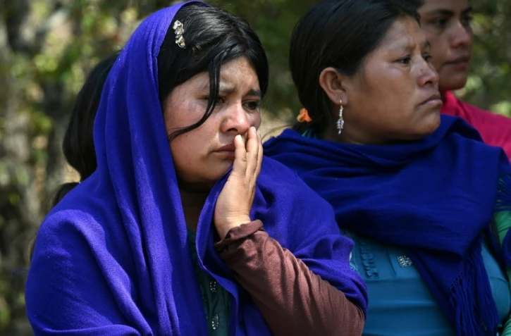 Des femmes indigènes nahuas pleurent lors des funérailles de membres d'un groupe d'autodéfense après une attaque perpétrée par de présumés membres du cartel de la drogue Los Ardillos, à Alcozacan, dans l'Etat de Guerrero, au Mexique, le 20 mai 2026