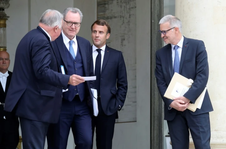Gerard Larcher, Richard Ferrand, Emmanuel Macron et le président du CESE Patrick Bernasconi à l'Elysée à Paris le 2 juillet 2020