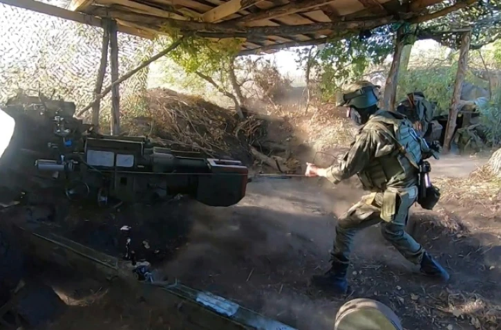 Des militaires russes bombardent des positions ukrainiennes dans la région de Koupiansk, dans l'est de l'Ukraine, le 25 septembre 2023