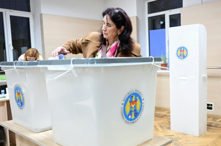 Une électrice vote pour la présidentielle et le référendum sur l'avenir européen de la Moldavie, le 20 octobre 2024 à Chisinau