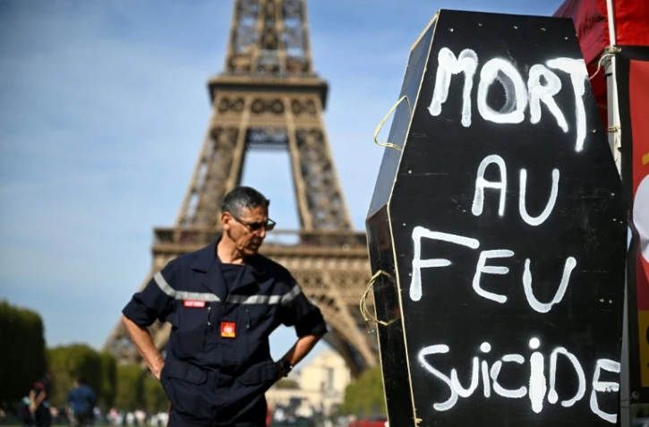 Sur le campement des syndicats de pompiers installé au pied de la tour Eiffel à Paris, le 27 septembre 2026