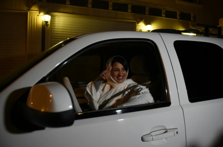 La Saoudienne Samar Al-Moqren conduit sa voiture dans les rues de Ryad le 24 juin 2018, à minuit, au moment où est levée l'interdiction aux femmes de conduire