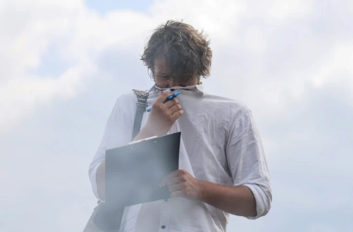 Yakov Demidov procède à un test chimique sur une décharge d'ordures près de Penza, à 600 km de Moscou, le 22 août 2023