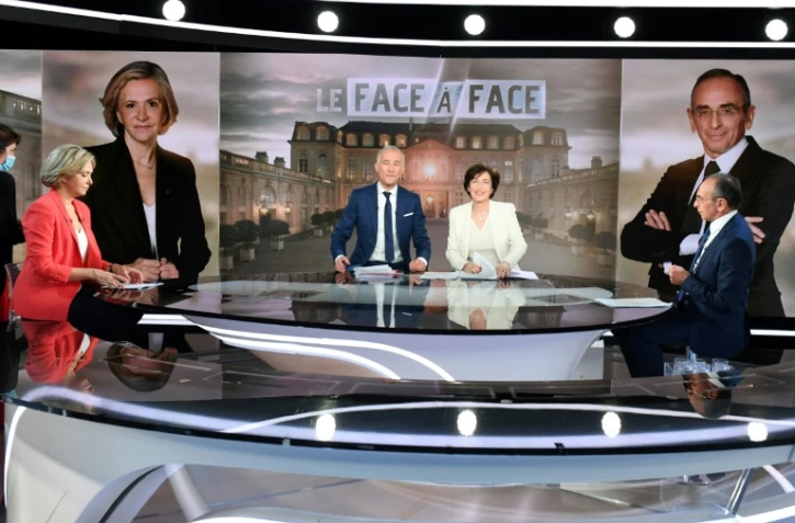 Les candidats à la présidentielle française Valérie Pécresse (LR, g) et Eric Zemmour (Reconquête!, d) en débat sur le plateau de TF1 à Boulogne-Billancourt, dans les Hauts-de-Seine, le 10 mars 2022