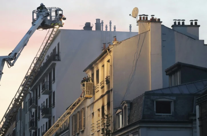 Des pompiers tentent d'éteindre l'incendie meurtrier qui s'est déclaré dans un immeuble de Saint-Denis, le 6 juin 2016
