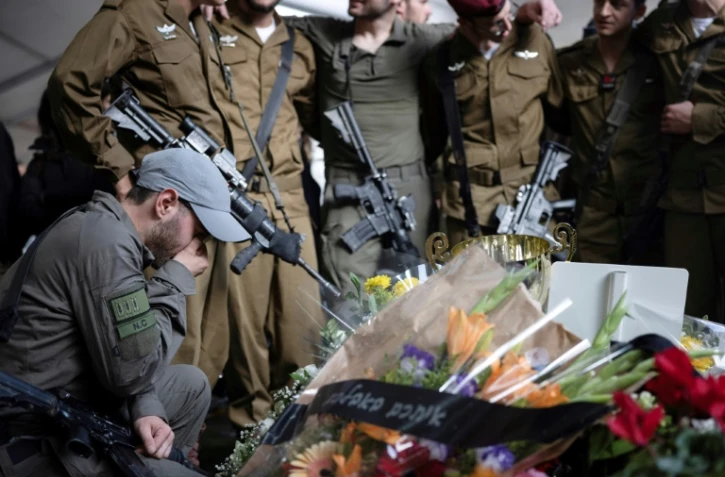 Des soldats israéliens rendent hommage à l'un des leurs lors de funérailles au cimetiere militaire de Tel-Aviv le 23 janvier 2024