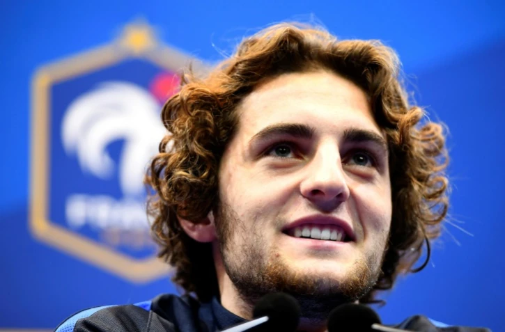 Le milieu de terrain Adrien Rabiot en conférence de presse lors d'un rassemblement de l'équipe de France le 8 novembre 2016 à Clairefontaine